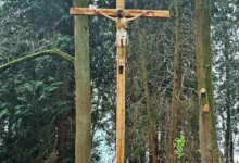 Het gerestaureerde kruis op de Calvarieberg